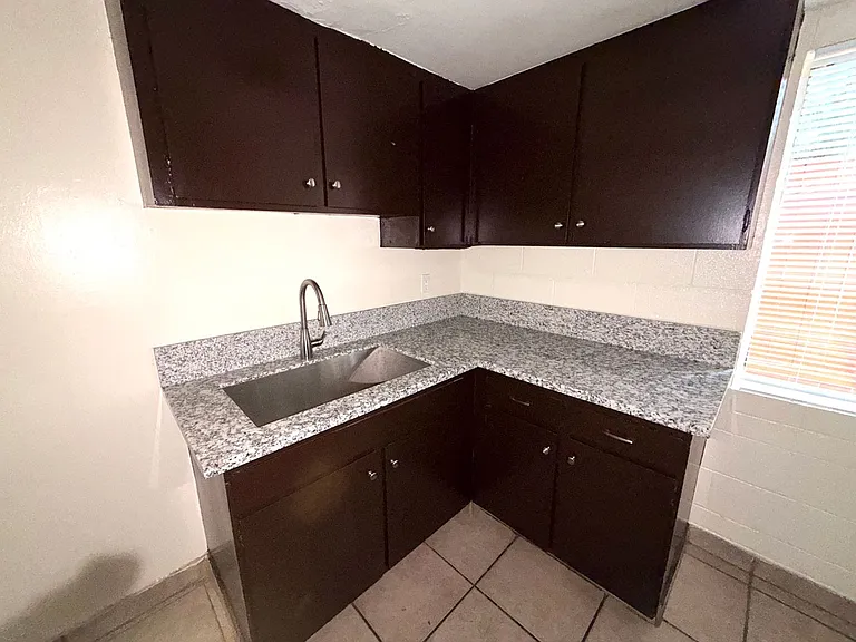 900 Eden Ct — Photo 7