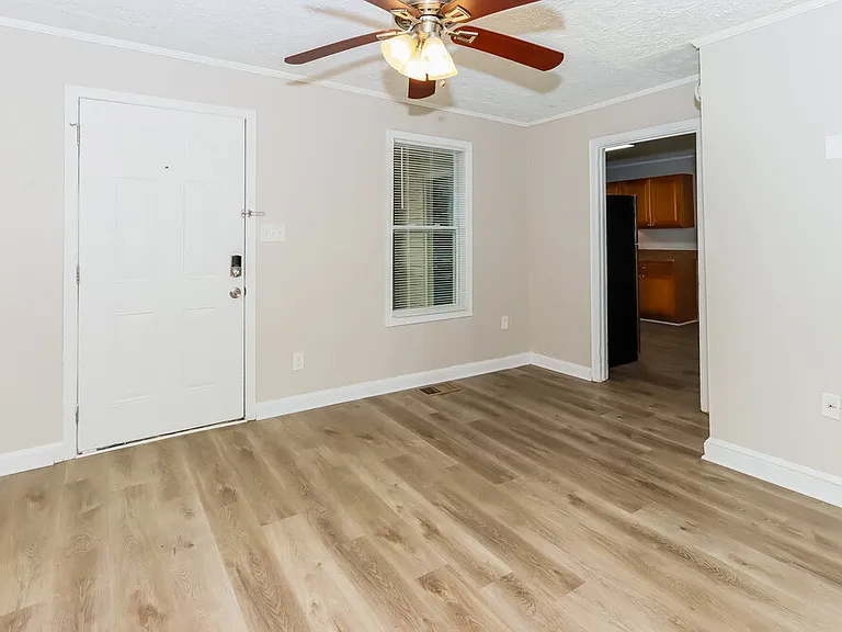 1308 Greenbriar Dr — Photo 4