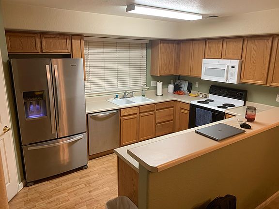 Kitchen (new fridge/dishwasher)