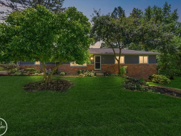 3910 Lake Oakland Shores Dr, Waterford, MI 48329