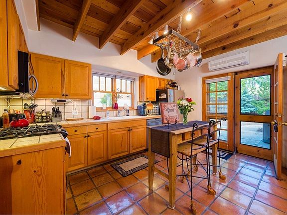 Beautiful & Fully equipped kitchen