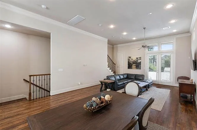 1131 W 21st St — Photo 3