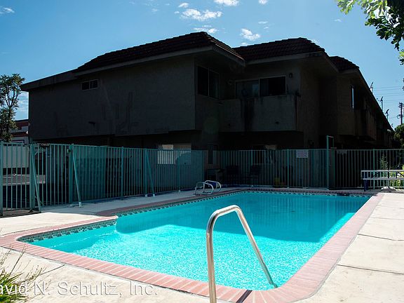 3rd image of 6438 Vineland Ave APT 20