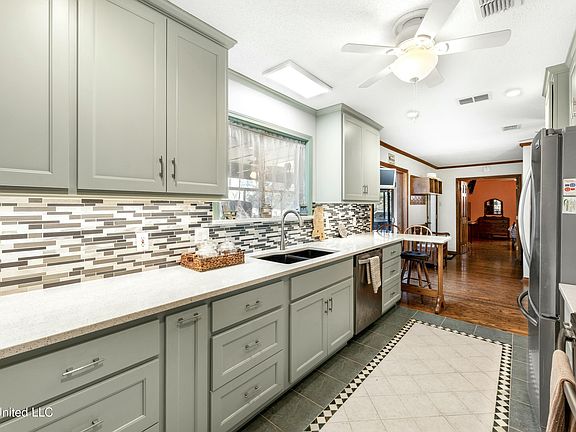 3rd image of 15387 Woody Dr