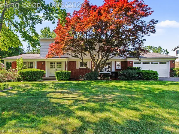 5535 Pembury Ln, West Bloomfield, MI 48322