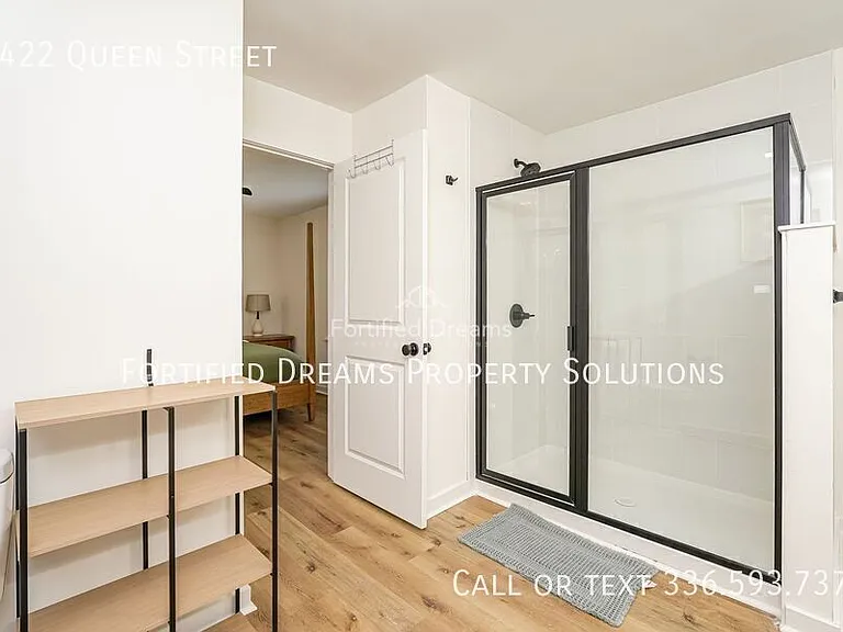2422 Queen St — Photo 5
