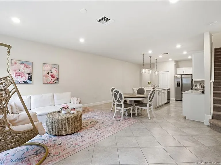 1871 SE Tarni Way — Photo 4