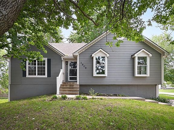 2nd image of 1609 NE Jade Ct