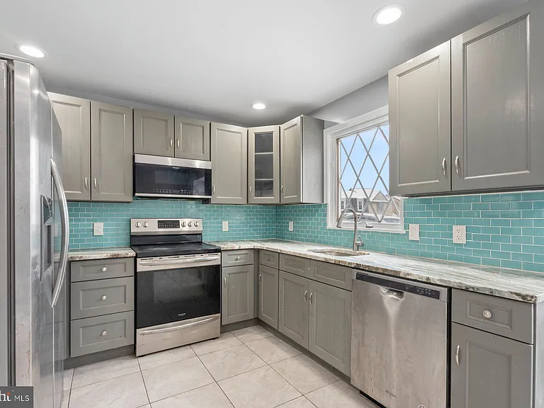55 Presidential Dr — Photo 2