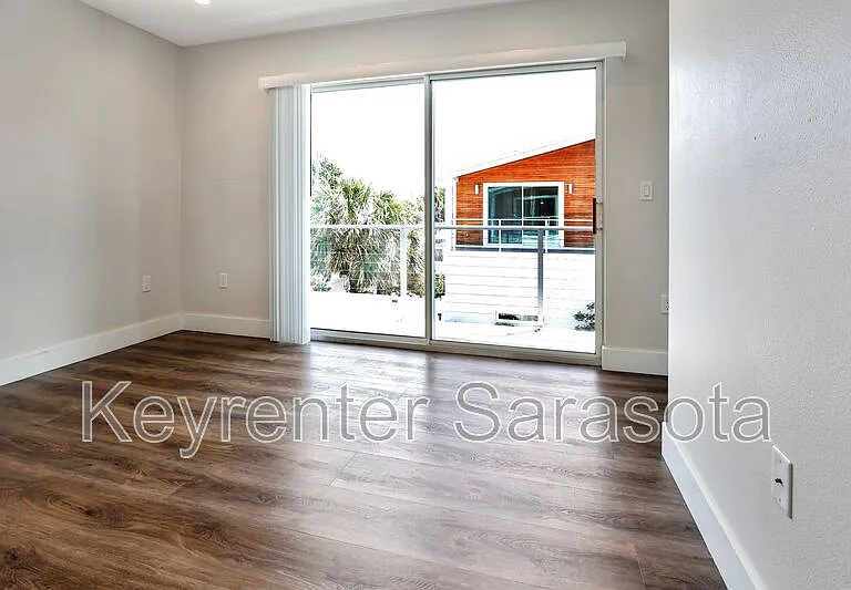2066 Roselawn St — Photo 14