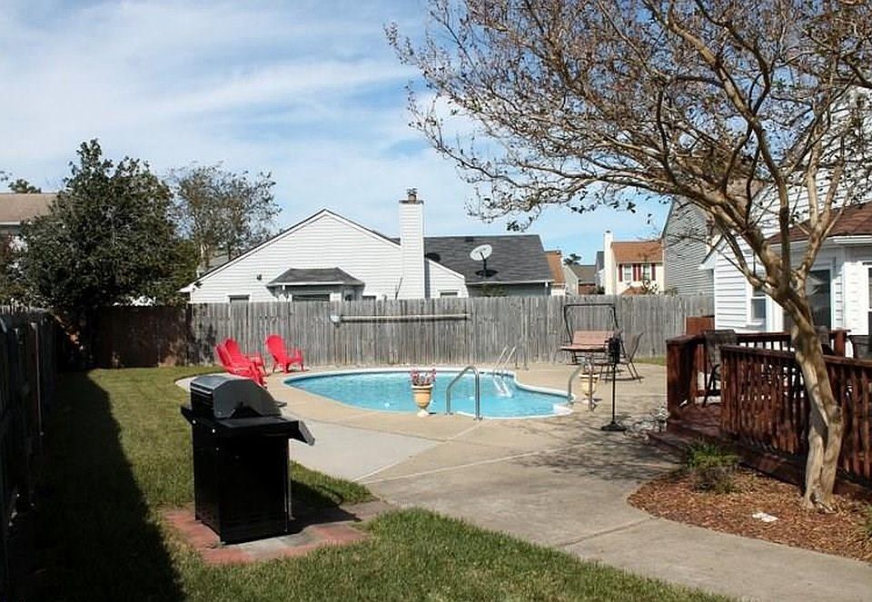 Back yard w/in ground pool