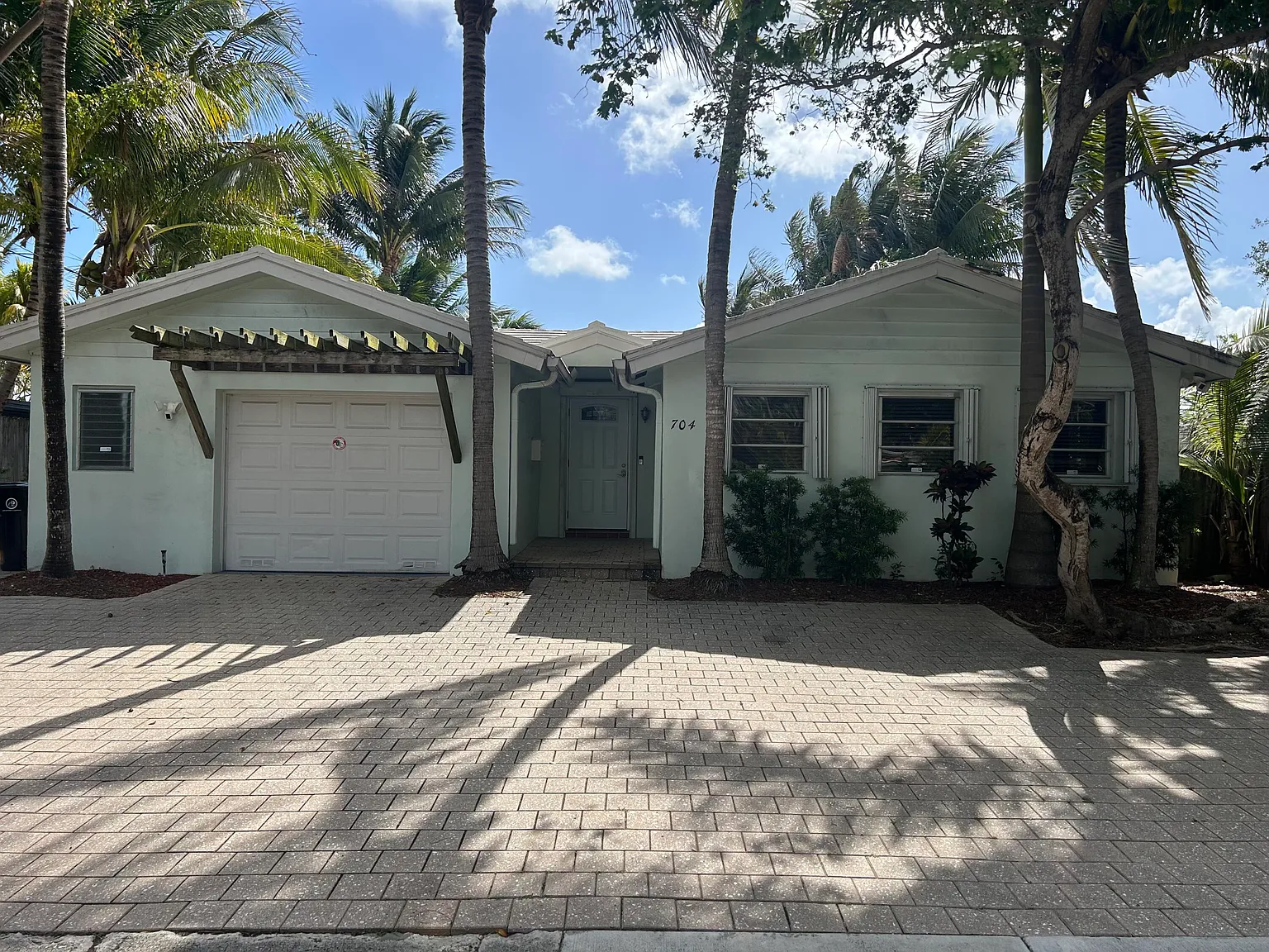 3 bed, 3.0 bath, 1884 sqft, $6,750 — Photo 3
