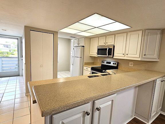Kitchen with bar area