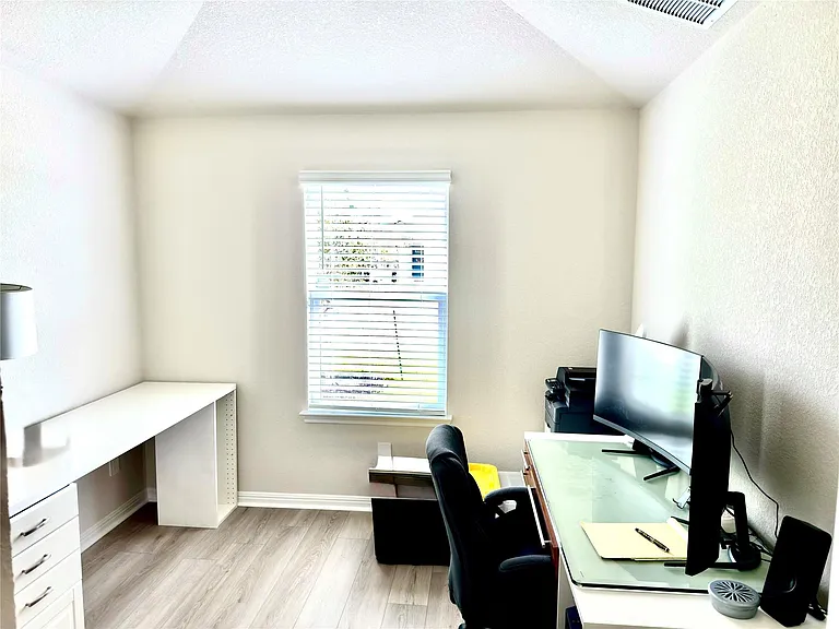 310 Fossil Dr — Photo 15