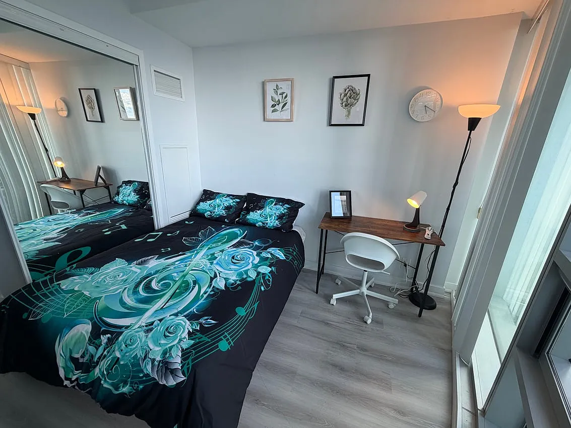 Deluxe Room - York St & Bremner Blvd — Photo 4