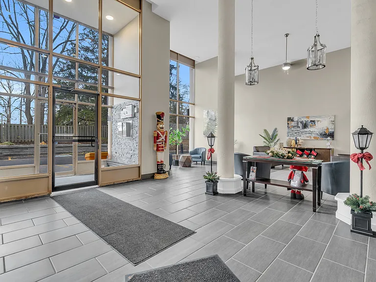 3189 King St E — Photo 16