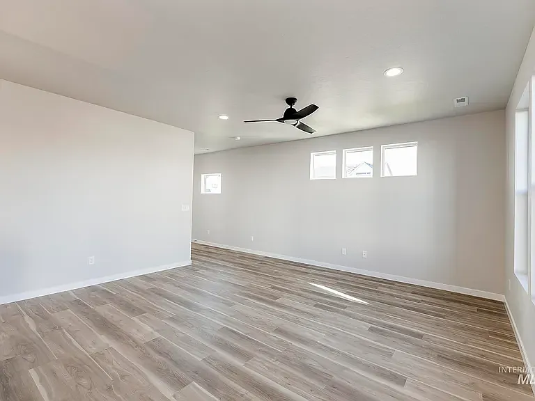 3 bed, 1471 sqft, $2,400 — Photo 2