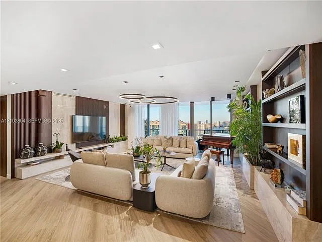 4 bed, 4.5 bath, $18,000 — Photo 4