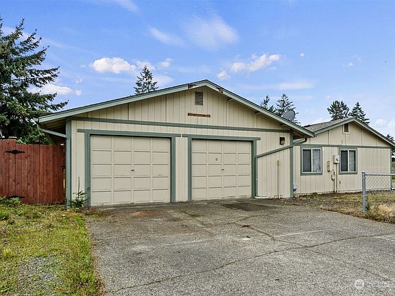 4th image of 1332 Makah Street NE