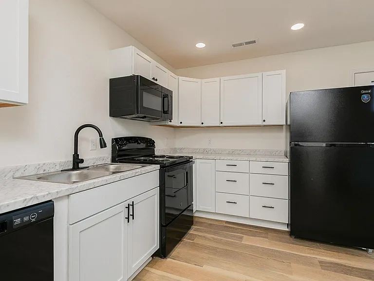 180 W Washington St #B — Photo 8