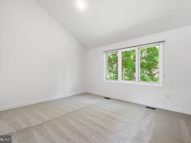 882 Coachway — Photo 19