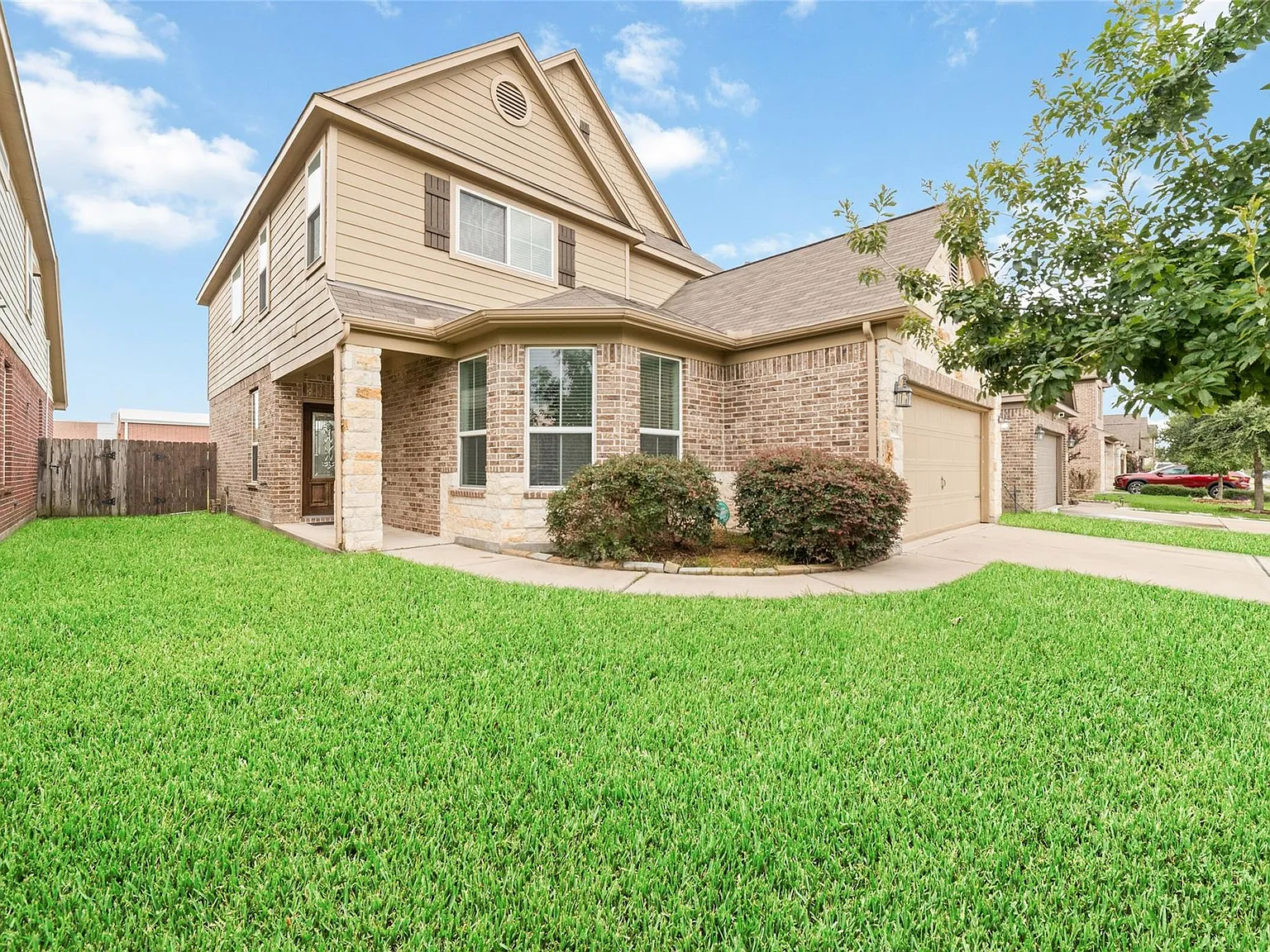4 bed, 3.0 bath, 2476 sqft, $2,600 — Photo 3