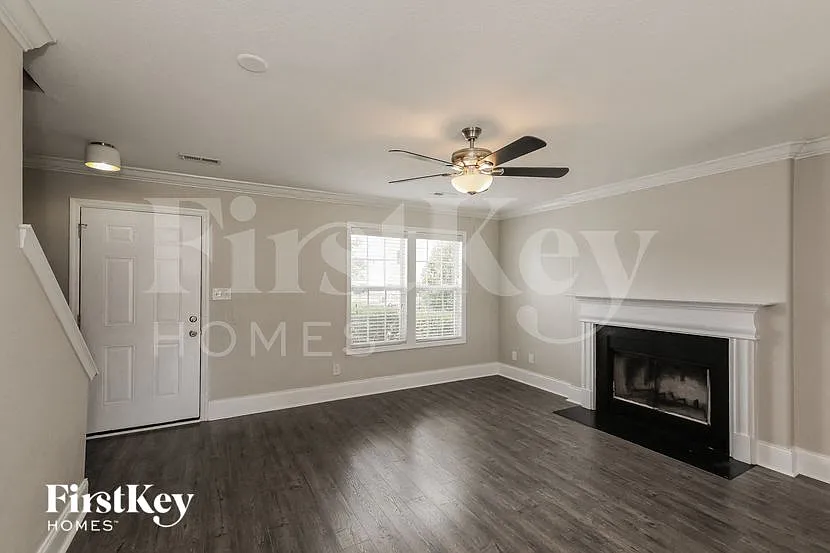 3 bed, 3.0 bath, 1306 sqft, $2,080 — Photo 3