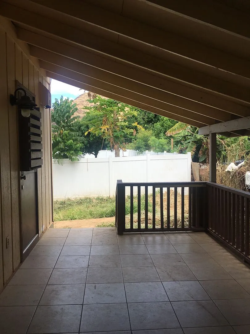 Duplex 3 Bedroom/1.5 Bath — Photo 4
