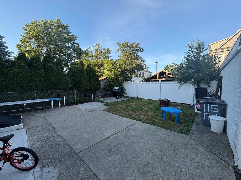 115 Wallington Ave — Photo 10