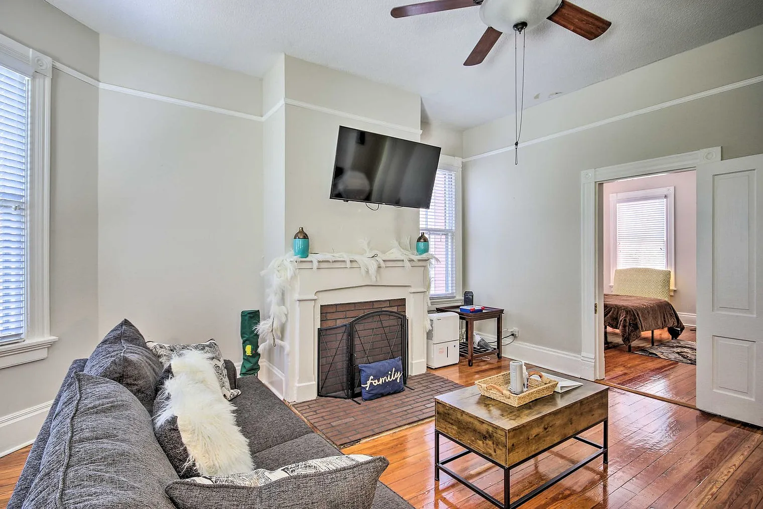 2 bed, 1.0 bath, 1291 sqft, $2,483 — Photo 3