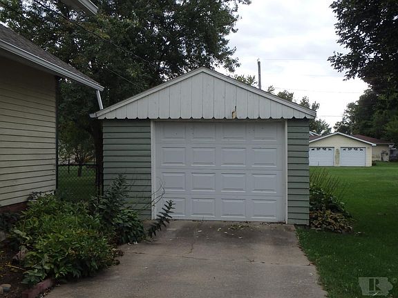 3rd image of 204 E Nebraska St