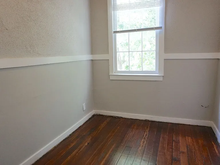 303 W Waldburg St — Photo 5