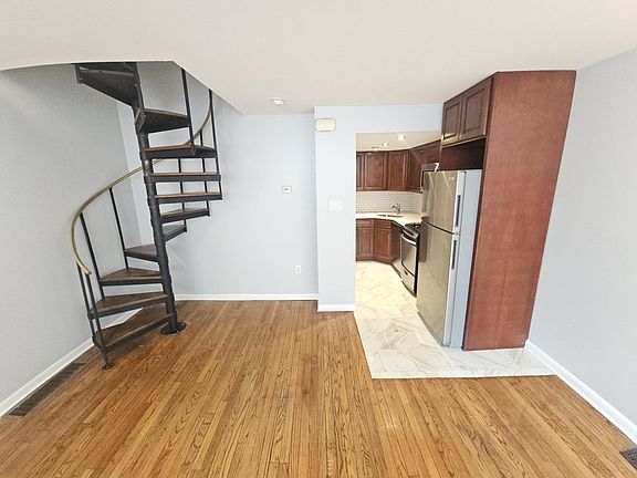 3rd image of 916 E Passyunk Ave #1A