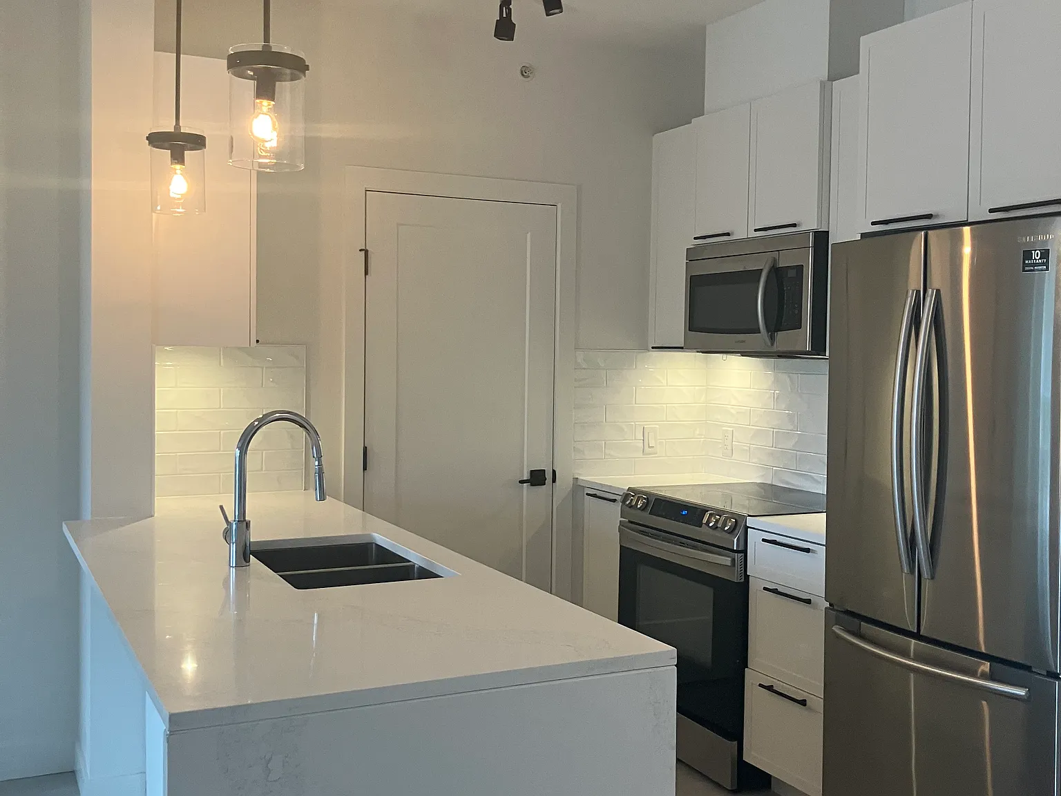 2 bed, 855 sqft, $1,900 — Photo 2