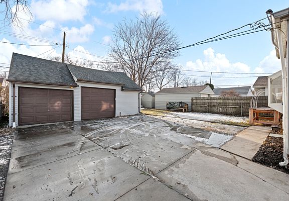 5th image of 22100 Revere St
