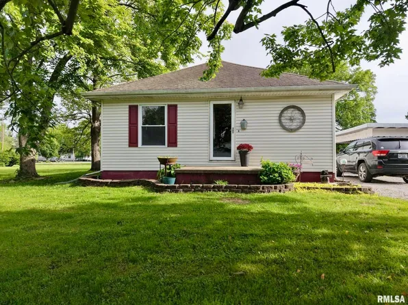 105 E Yung St, Sesser, IL 62884