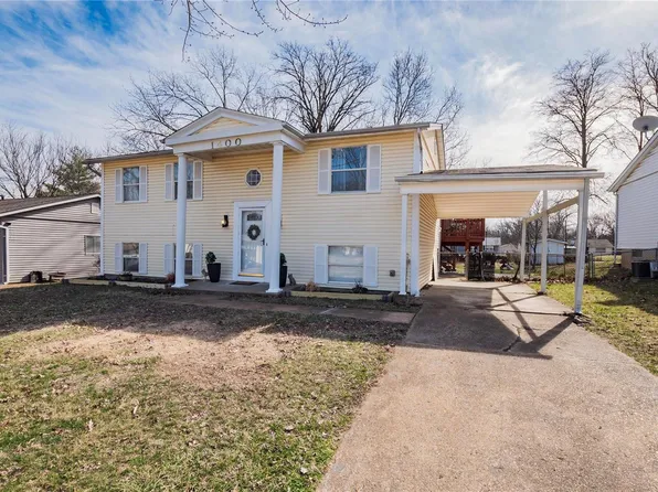 1400 Trails Dr, Fenton, MO 63026
