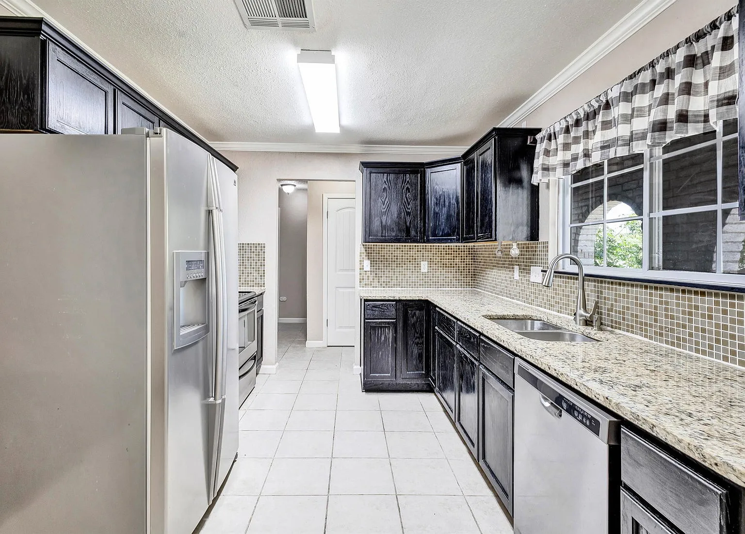 3 bed, 2.0 bath, 1236 sqft, $1,900 — Photo 3