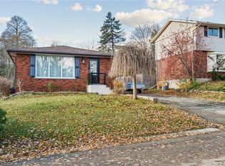 16 Green Meadow Way, Hamilton, ON L9H 3Z3
