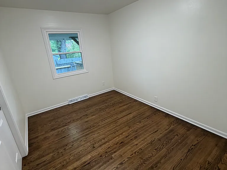 2422 Tippecanoe St — Photo 6