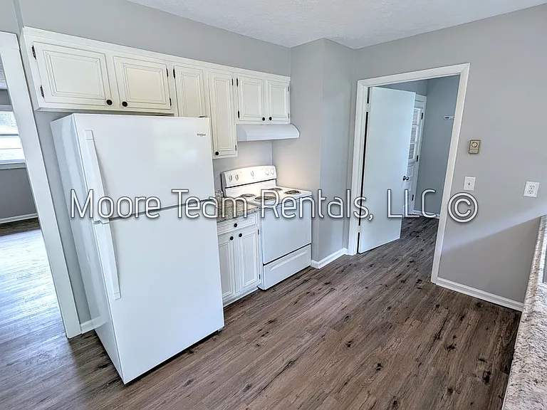 182 Ewart Dr — Photo 3
