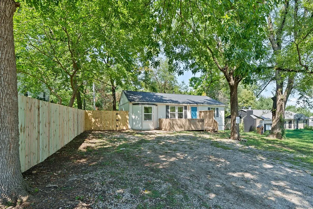 3 bed, 1120 sqft, $1,599 — Photo 2
