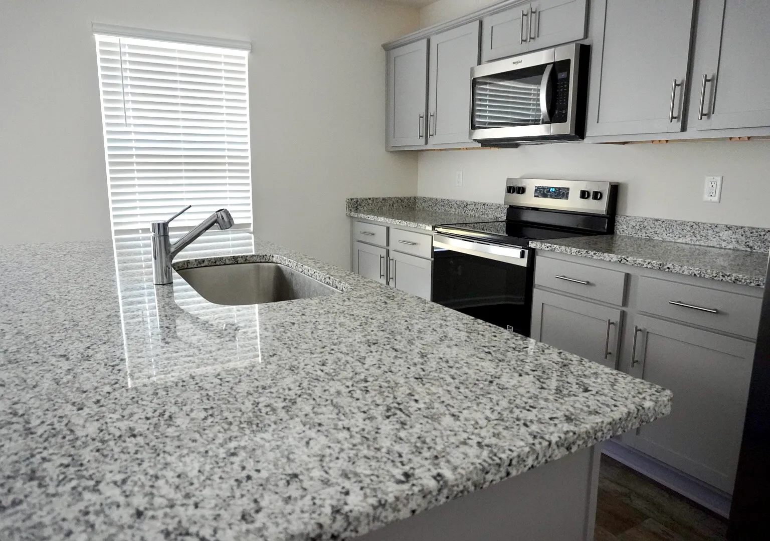4 bed, 1991 sqft, $2,300 — Photo 3