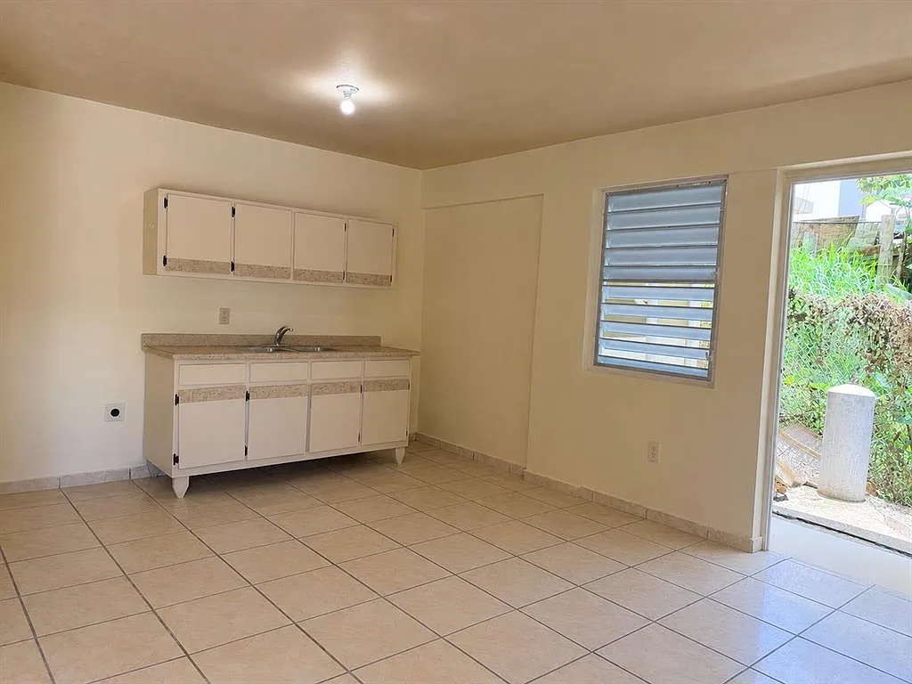 3 bed, 1.0 bath, 800 sqft, $725 — Photo 3
