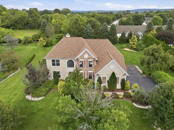 18 Creek Ct, Easton, PA 18040