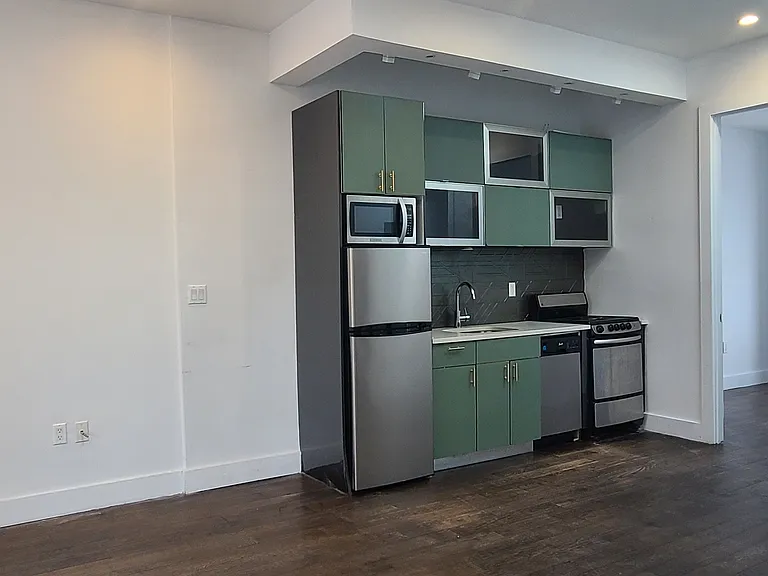 548 Howard Ave #2L — Photo 2