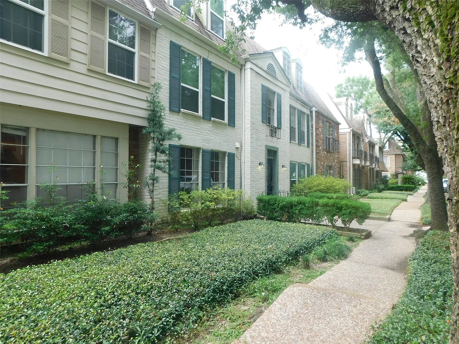 3 bed, 2.5 bath, 2016 sqft, $2,600 — Photo 2
