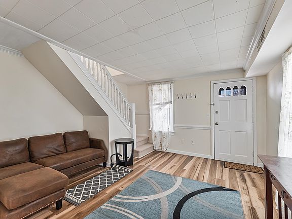 5th image of 210 W Burk Ave