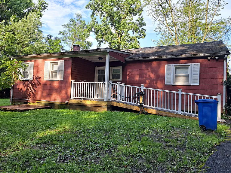 Large back yard and ramp to the kitchen door.