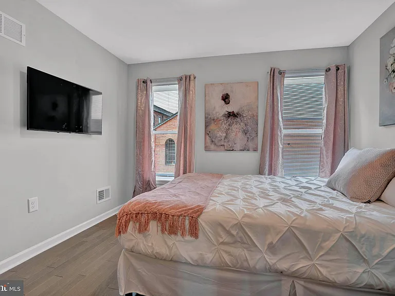 2117 E Chase St — Photo 15
